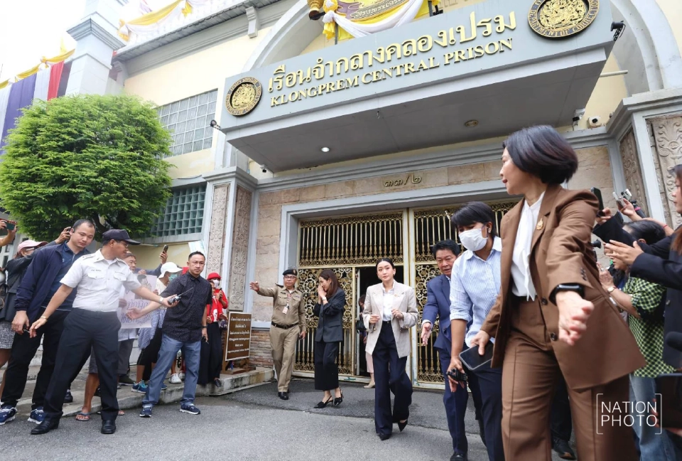 “คุณหญิงพจมาน-อิ๊งค์-เอม” เยี่ยม“ทักษิณ” ถูกตัดผมทำใจได้