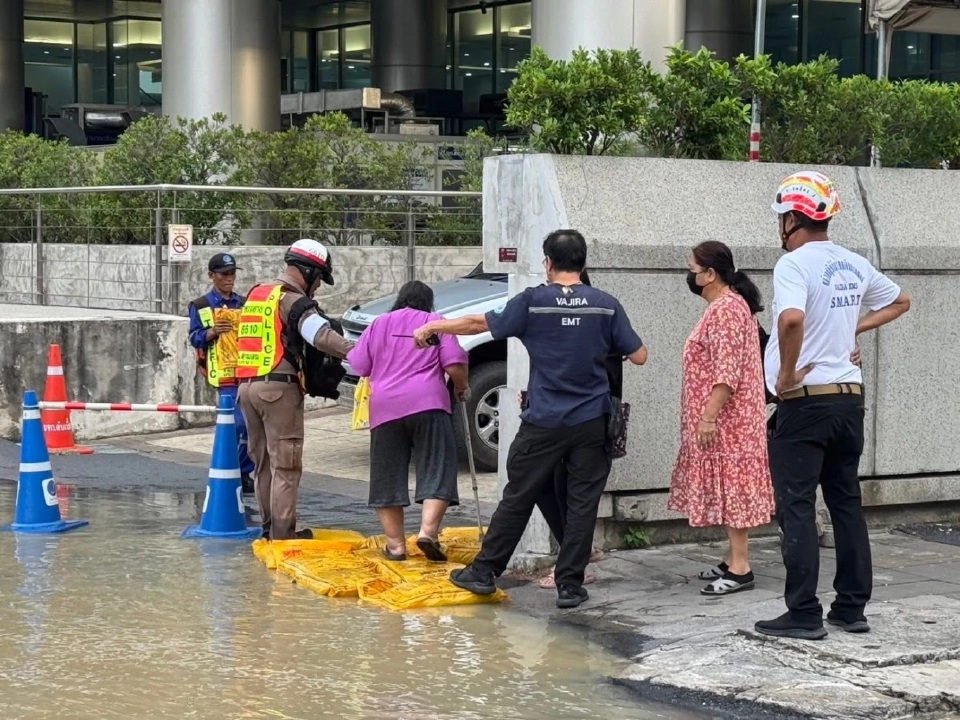 ถนนทรุดตัว ผบ.ตร.สั่งตำรวจนครบาล ดูแลความปลอดภัยและอำนวยการจราจร 