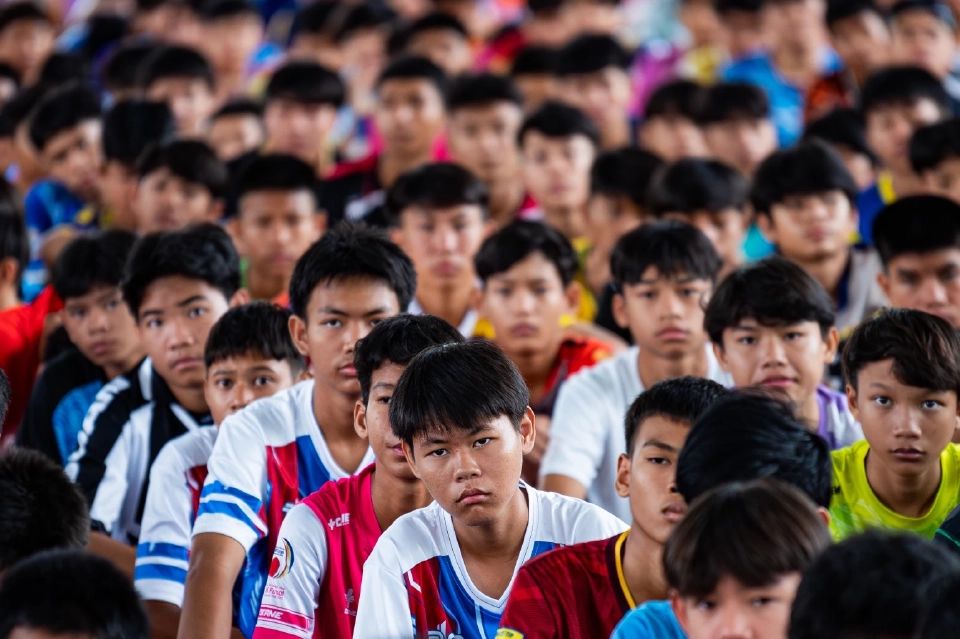 เปิดภาพ 2,600 คนแห่สมัครฟุตซอลนักเรียน 'ทีมทวีธาภิเศก' ม้าศึกฝั่งธนบุรี