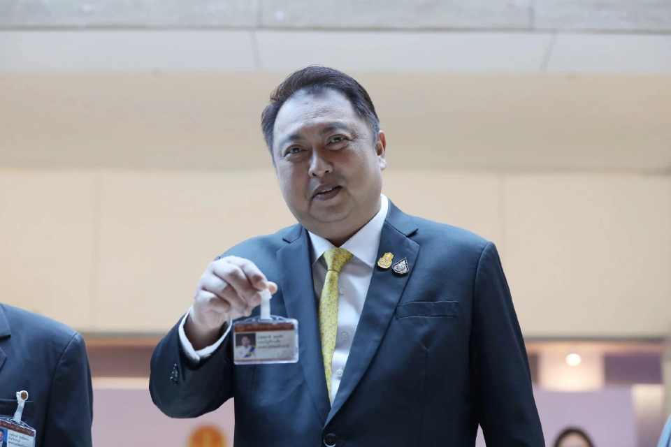 สุชาติ ชมกลิ่น รองนายกฯ และรมว.ทรัพยากรธรรมชาติและสิ่งแวดล้อม