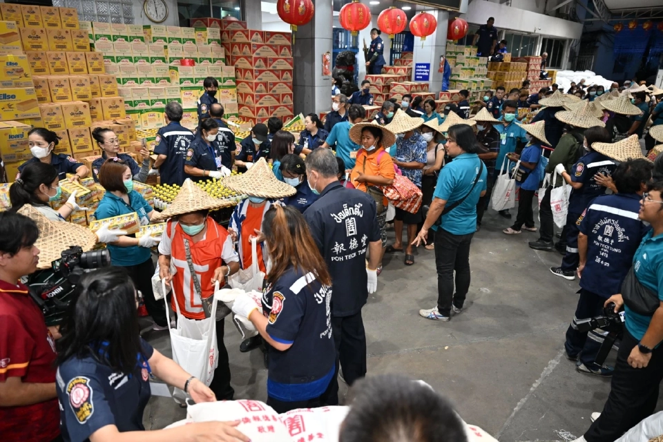 ป่อเต็กตึ๊งจัด "ทิ้งกระจาด" 3 จังหวัด ช่วยผู้ยากไร้ 15.5 ล้านบาท