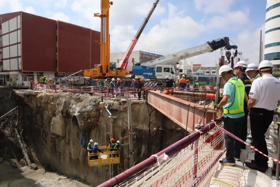 ถนนสามเสนทรุด