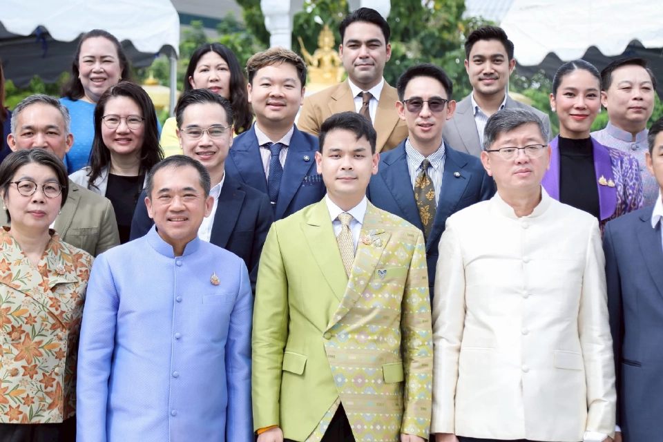 นายไชยชนก ชิดชอบ