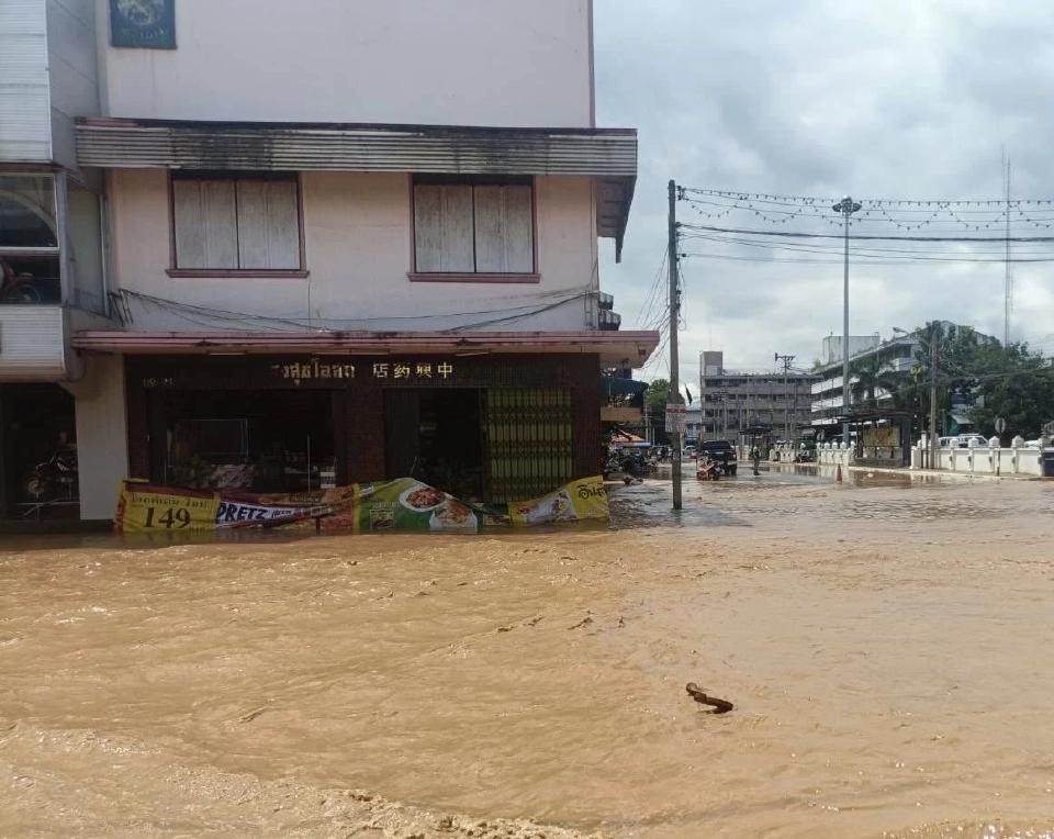 น้ำท่วมจุดจำหน่ายตั๋วตลาดหล่มสัก รถโดยสารไม่สามารถเข้ารับ-ส่งผู้โดยสารได้