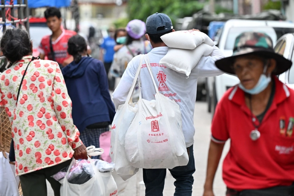 ป่อเต็กตึ๊งจัด "ทิ้งกระจาด" 3 จังหวัด ช่วยผู้ยากไร้ 15.5 ล้านบาท