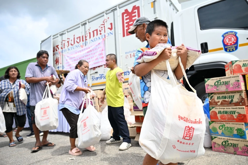 “ป่อเต็กตึ๊ง”ทิ้งกระจาดแจกถุงยังชีพแก่ผู้ยากไร้ศรีราชา