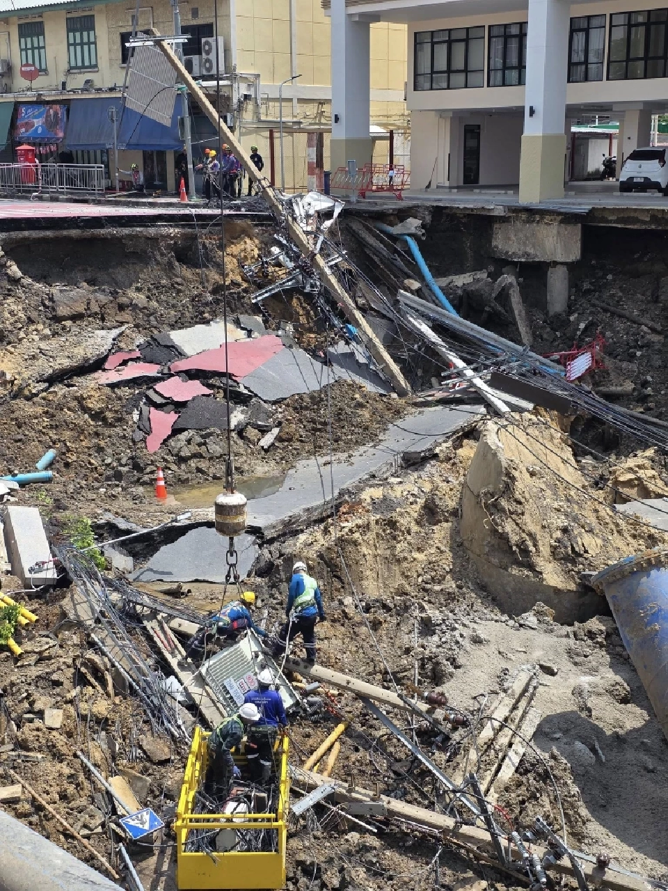 อัปเดตถนนสามเสนทรุดล่าสุด กทม.คาดเปิดการจราจรบางส่วน 8 ต.ค.นี้