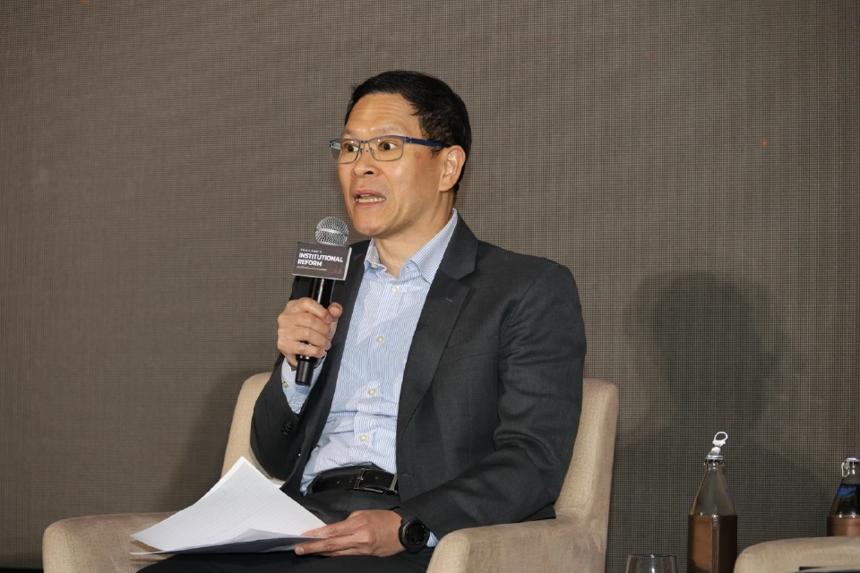 ดร.วิรไท สันติประภพ ประธานกรรมการสถาบันวิจัยเพื่อการพัฒนาประเทศไทย และอดีตผู้ว่าการธนาคารแห่งประเทศไทย