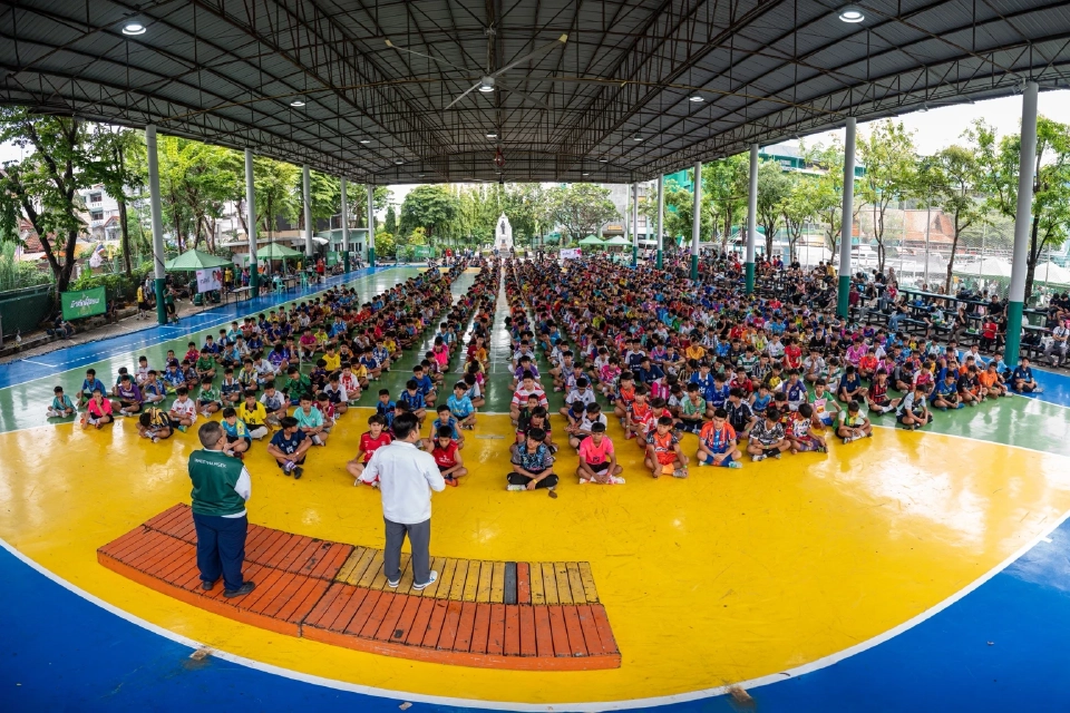 เปิดภาพ 2,600 คนแห่สมัครฟุตซอลนักเรียน 'ทีมทวีธาภิเศก' ม้าศึกฝั่งธนบุรี