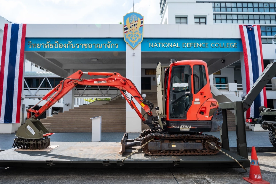 เปิดตัวต้นแบบรถขุดตักดัดแปลงทำลาย ‘ทุ่นระเบิด PMN-2’ ลดสูญเสีย