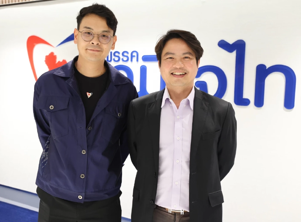 ไชยชนก ชิดชอบ (ซ้าย) รัฐมนตรีว่าการกระทรวงดิจิทัลเพื่อเศรษฐกิจและสังคม