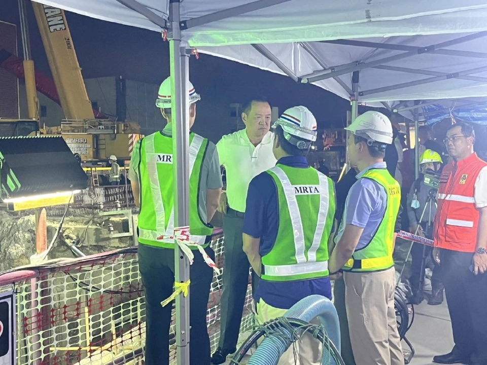 นายอนุทิน ชาญวีรกุล นายกรัฐมนตรีและรัฐมนตรีว่าการกระทรวงมหาดไทย ลงพื้นที่บริเวณถนนทรุด-ยุบตัวบริเวณรพ.วชิรพยาบาล