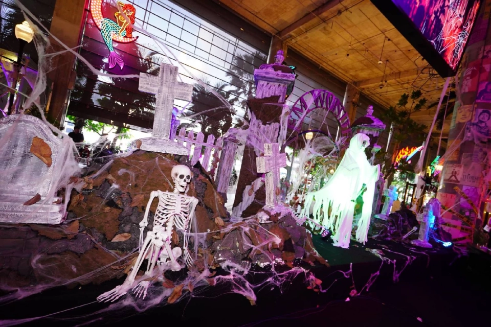 แจ็คสัน หวัง นำทีมสยอง! EM DISTRICT HAUNTED HALLOWEEN 2025