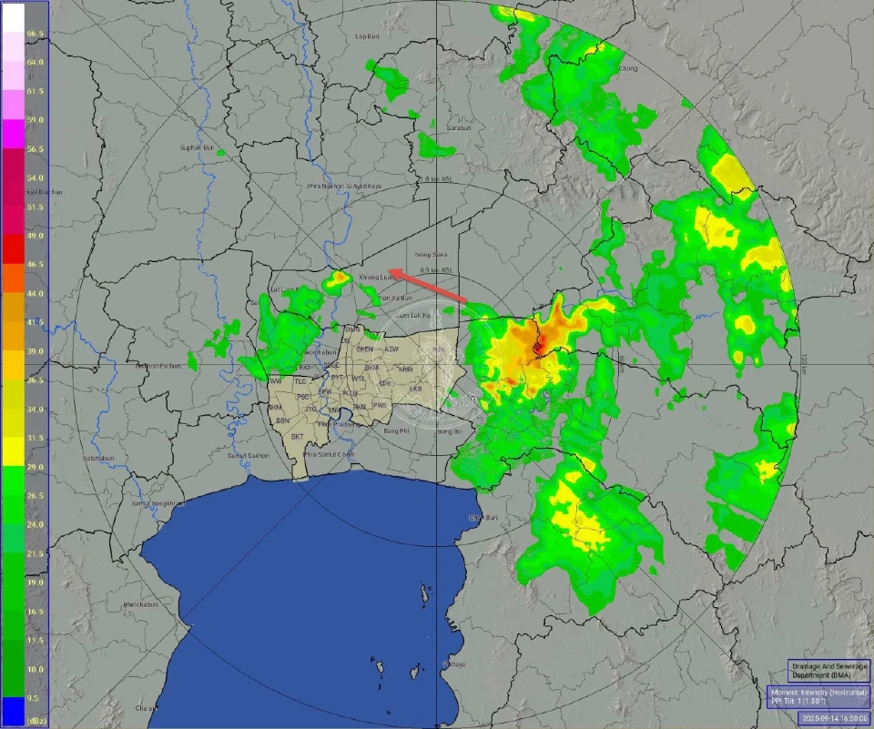 เมื่อเวลา 17.00 น. ศูนย์ป้องกันน้ำท่วม กรุงเทพมหานคร รายงานว่า พื้นที่ กทม. ฝนเล็กน้อยบางพื้นที่