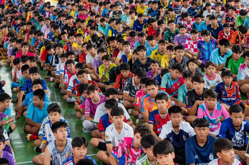 เปิดภาพ 2,600 คนแห่สมัครฟุตซอลนักเรียน 'ทีมทวีธาภิเศก' ม้าศึกฝั่งธนบุรี