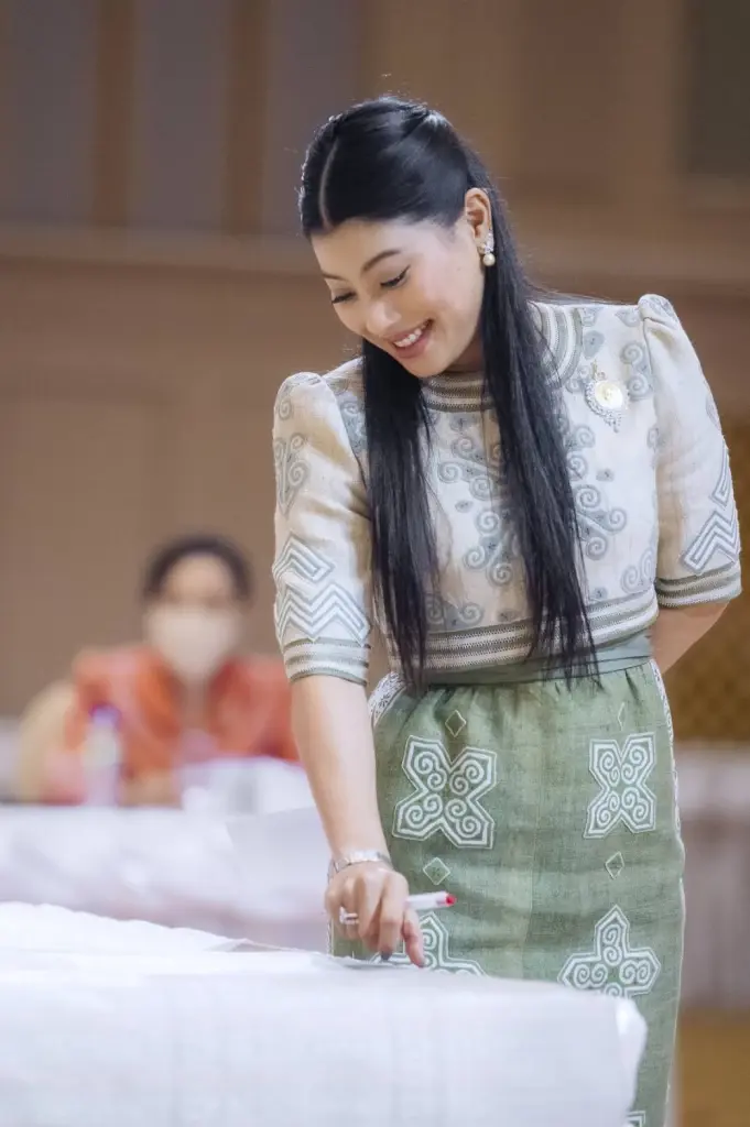 สมุดภาพประวัติศาสตร์ 'เจ้าฟ้าสิริวัณณวรีฯ' แรงบันดาลใจสร้างสรรค์ผ้าไทยสู่สากล