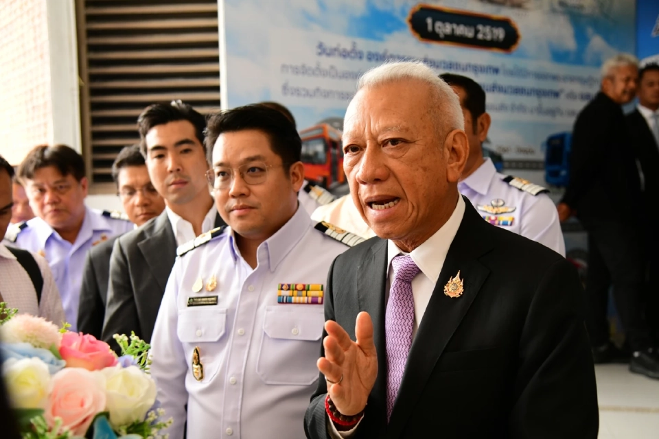 ปิดตำนานรถร้อน ‘พิพัฒน์’ ลั่นจ่ายค่าโดยสาร 8 บาทตลอดสาย นั่งรถเมล์อีวี