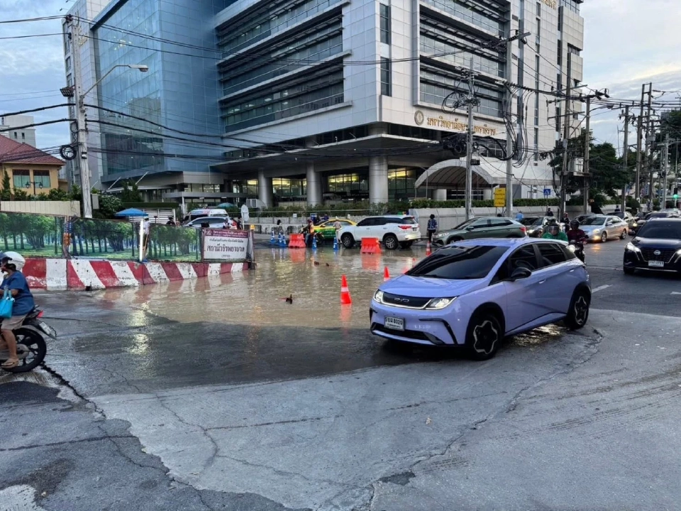 ถนนทรุด หน้าวชิรพยาบาล เครดิตภาพ : X กรุงเทพมหานคร