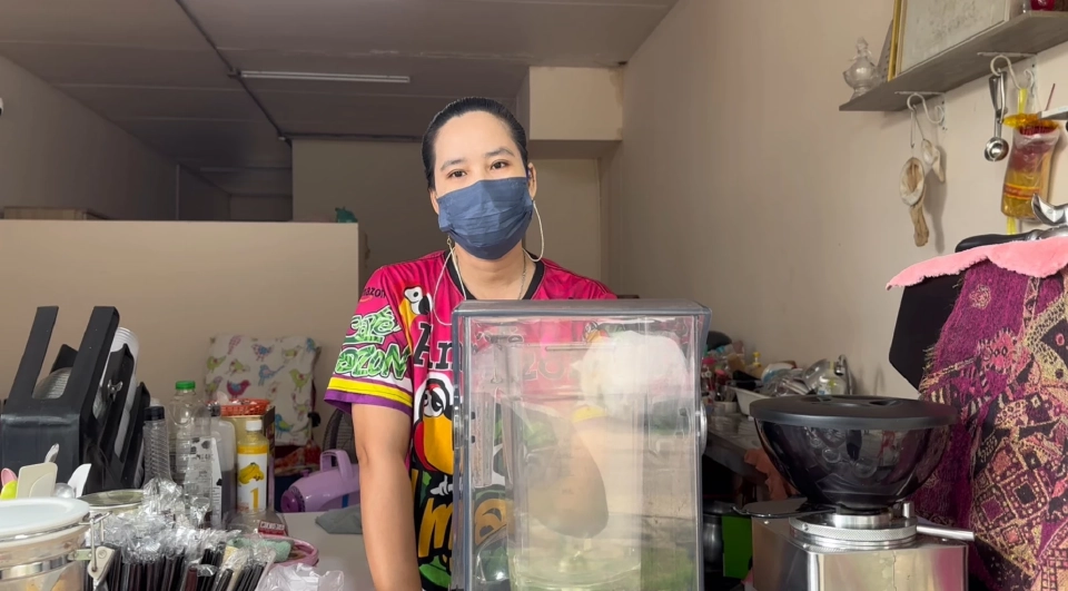 นางสาวอนันต์ธนา ปุญธนพัฒณ์ เจ้าของร้านขายเครื่องดื่ม