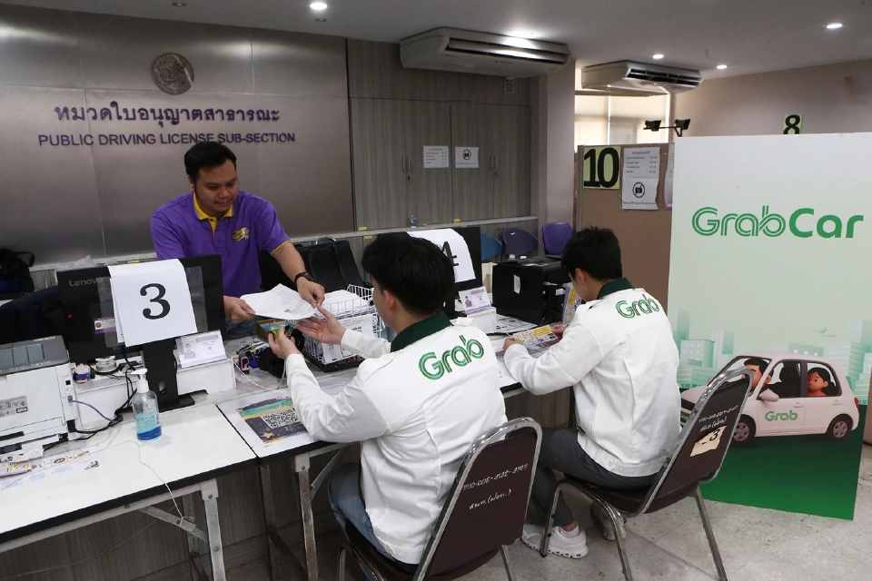 แกร็บ รับลูก ขนส่งทางบก เร่งดันคนขับจดทะเบียนให้บริการผ่านแอปฯ