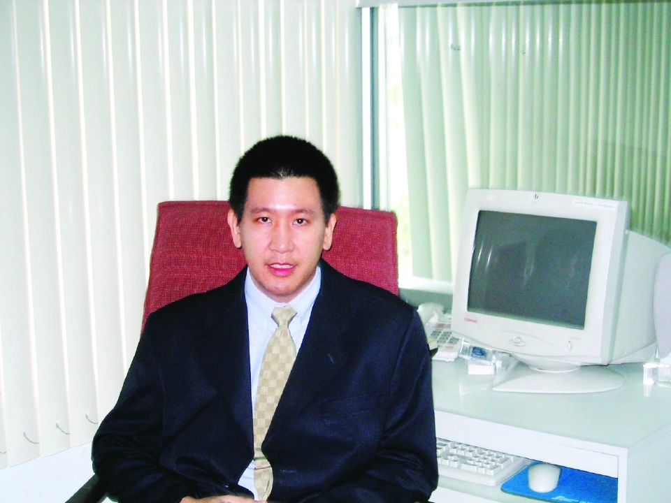 (แฟ้มภาพ) เอกนิติ นิติทัณฑ์ประภาศ สมัยดำรงตำแหน่งที่ปรึกษาอาวุโสของธนาคารโลก ณ กรุงวอชิงตัน ดี.ซี. พ.ศ. 2547