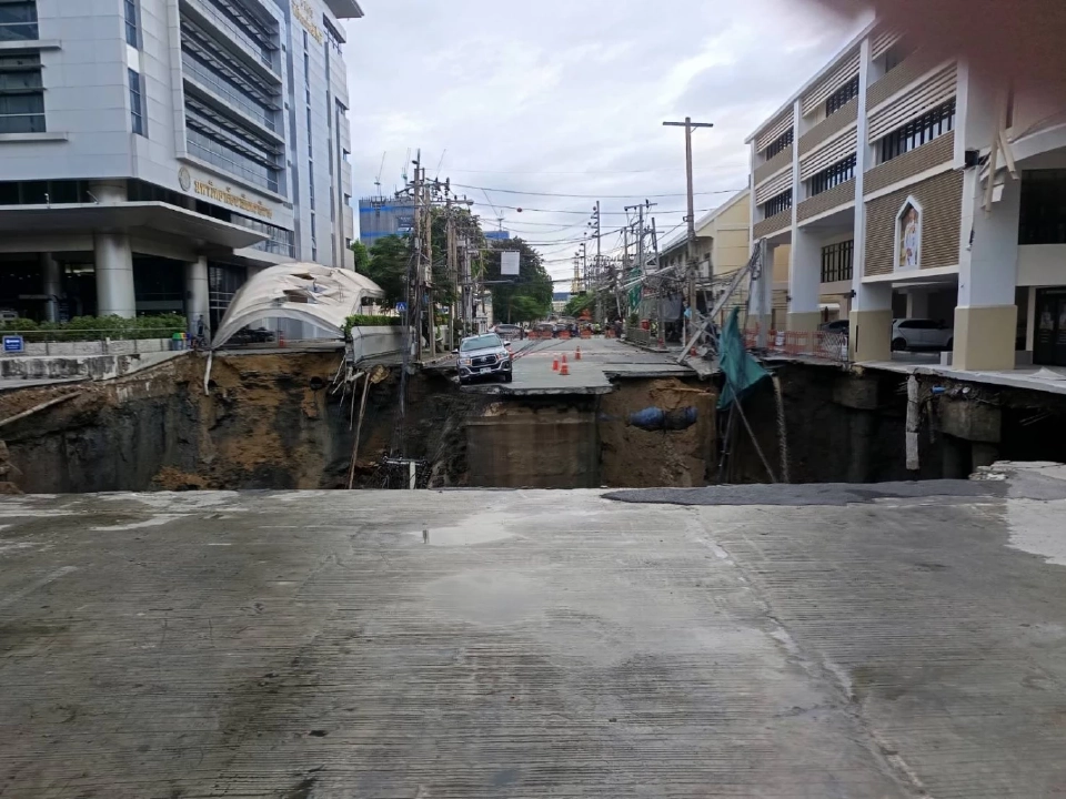 ถนนทรุด หน้าวชิรพยาบาล เครดิตภาพ : X กรุงเทพมหานคร