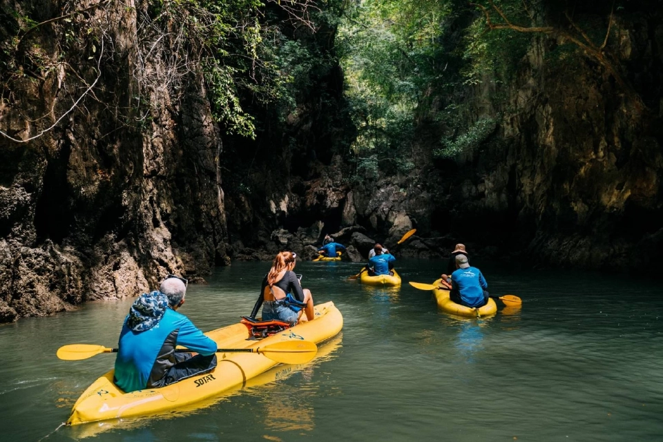 ล่องแคนูท่อง ‘อ่าวพังงา’ตามรอย ‘จูราสสิคเวิลด์’ มหัศจรรย์ แพลงก์ตอนเรืองแสง
