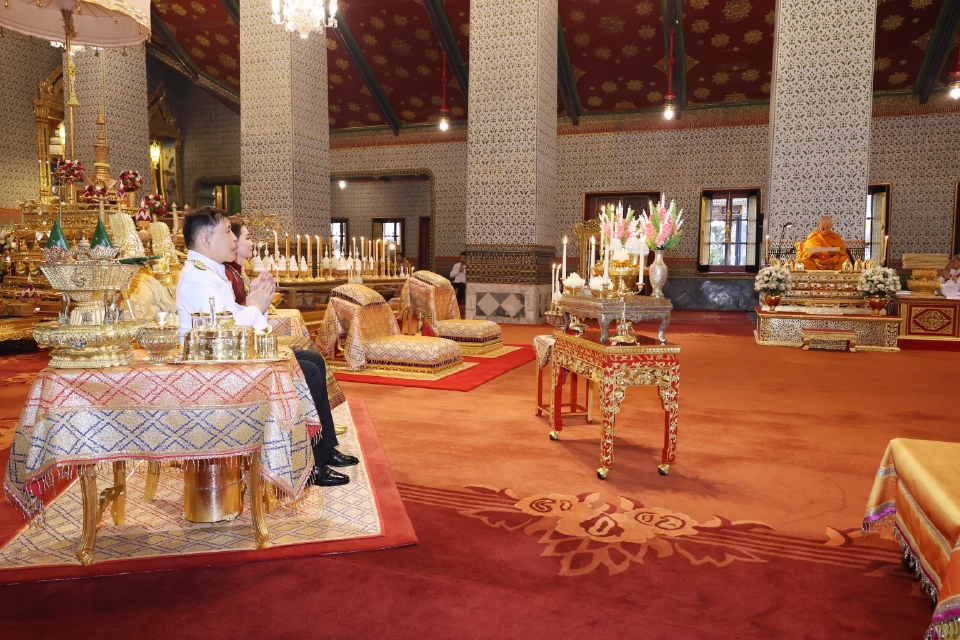 ในหลวง-พระราชินี ทรงบำเพ็ญพระราชกุศลฯ วันคล้ายวันพระบรมราชสมภพ ร.8 ครบ 100 ปี