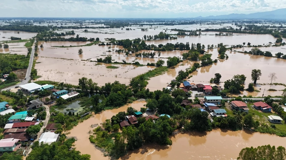 อธิบดีกรมชลประทาน ลุยสุโขทัย สั่งเร่งระบายน้ำ หลังพายุ “บัวลอย” พัดถล่ม