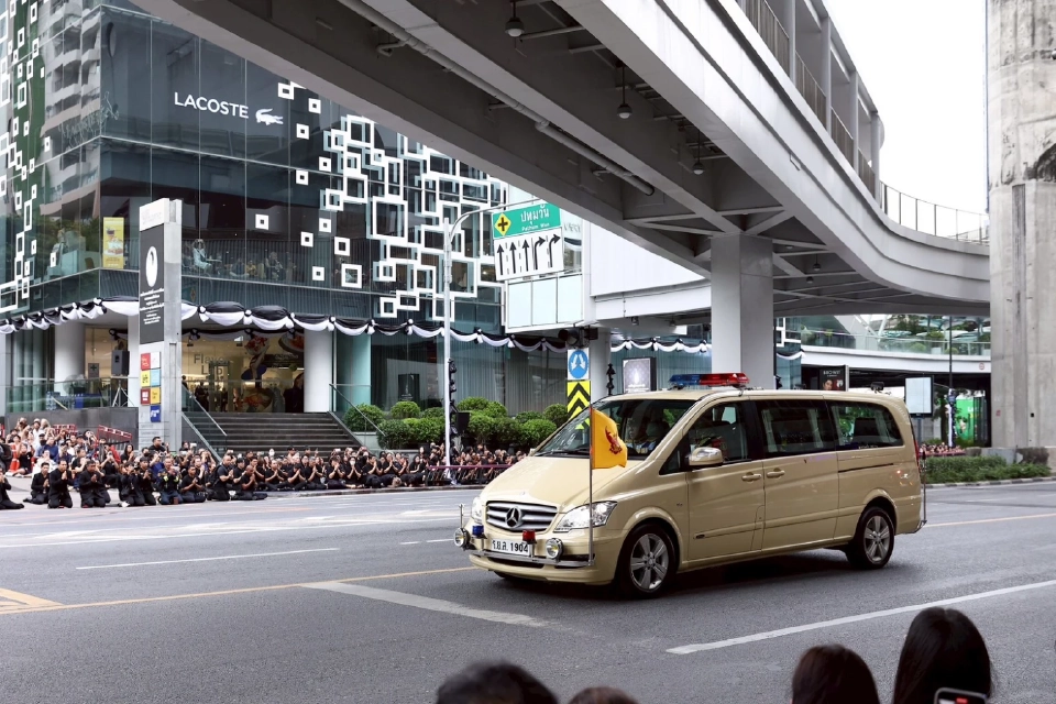 สยามพิวรรธน์และประชาชนร่วมถวายความอาลัยสมเด็จพระบรมราชชนนีพันปีหลวง