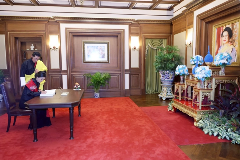 กษัตริย์จิกมี-พระราชินี เสด็จวางพวงมาลา ถวายราชสักการะพระบรมศพ พระบรมราชชนนีพันปีหลวง