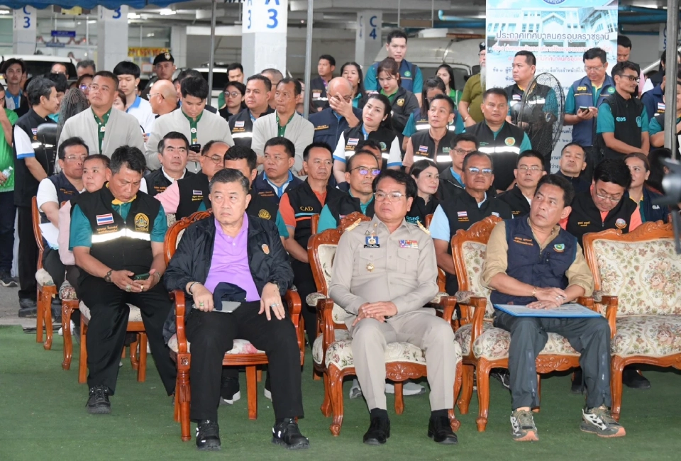 “ธรรมนัส” ลุยอุบลฯ เร่งช่วยน้ำท่วม แจกถุงยังชีพ 2,000 ชุด เยียวยาชาวบ้าน