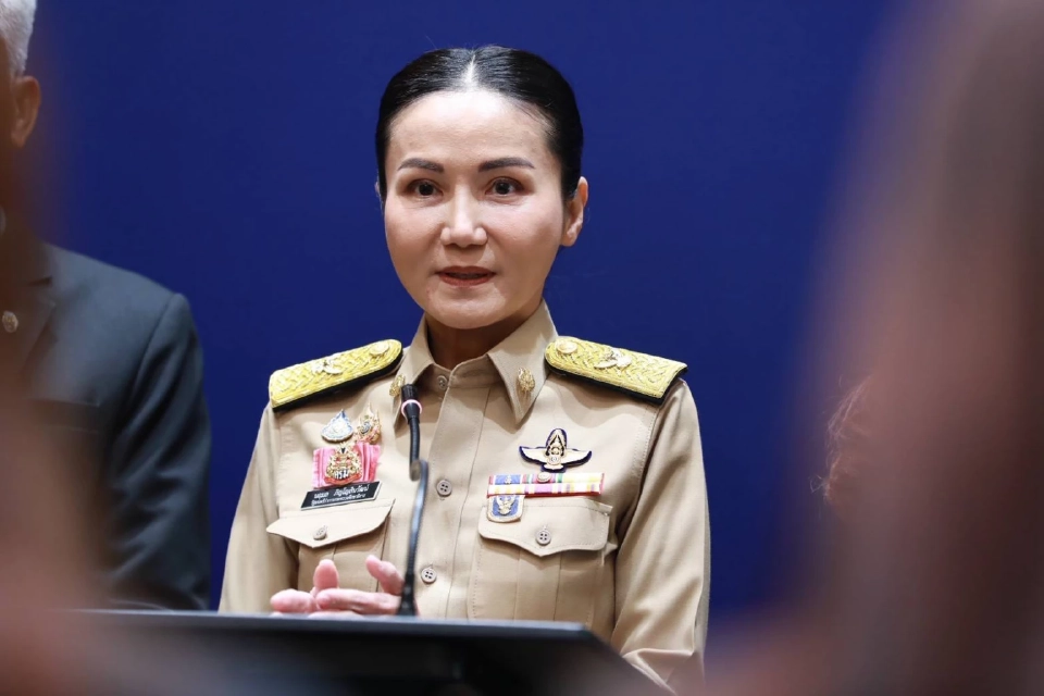 นางนฤมล ภิญโญสินวัฒน์ รัฐมนตรีว่าการกระทรวงศึกษาธิการ 