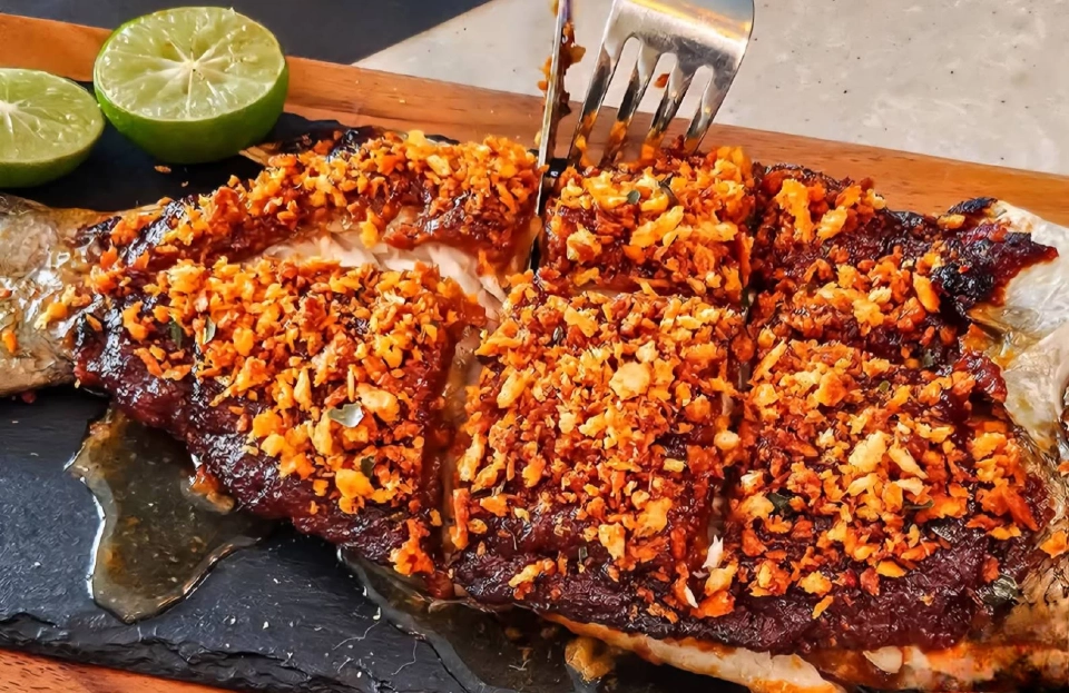 ว๊าวๆ '𝗙𝗼𝘀𝘀𝗶𝗹 & 𝗙𝗹𝗮𝗺𝗲' ร้านอาหารจูราสสิก เวิล์ด นอกธีมปาร์คแห่งแรกของโลก