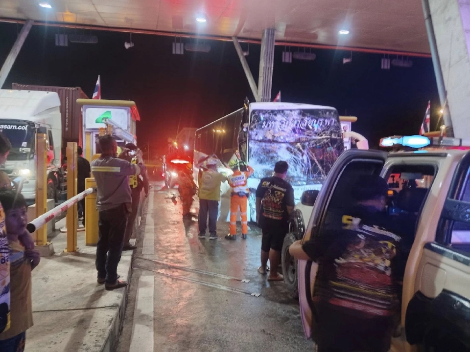 รถบัส ม.บูรพา ชนท้าย หน้าด้านมอเตอร์เวย์เบื้องต้น เจ็บ 41 เสียชีวิต 1 ราย