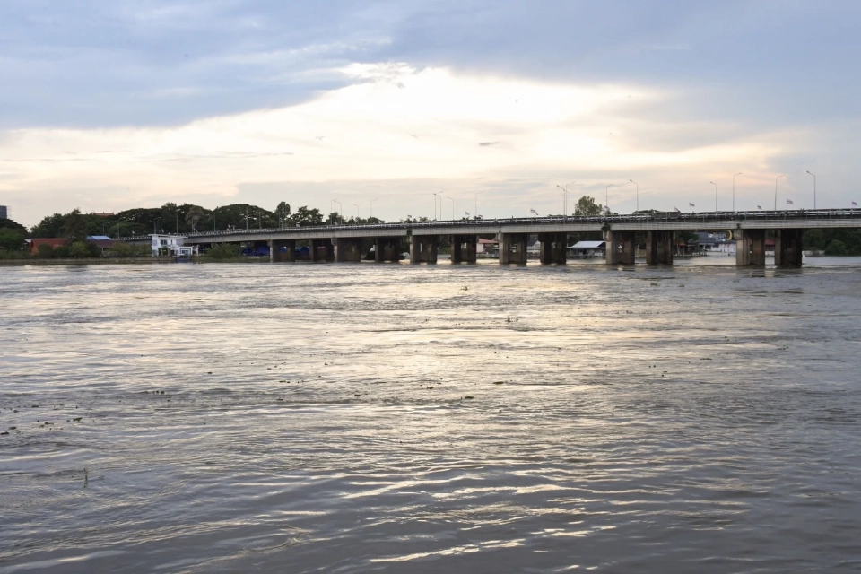 “ธรรมนัส” ลุยอุบลฯ เร่งช่วยน้ำท่วม แจกถุงยังชีพ 2,000 ชุด เยียวยาชาวบ้าน