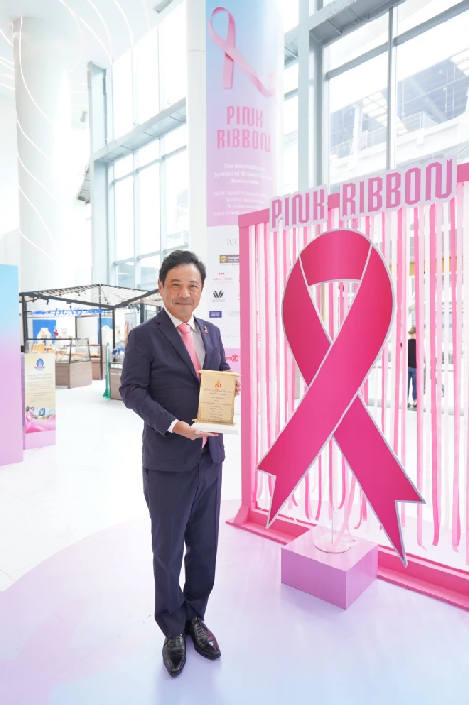 มร. อัตสึชิ โอะคูโมริ กรรมการผู้จัดการ บริษัท สยาม ทาคาชิมายะ (ประเทศไทย) จำกัด