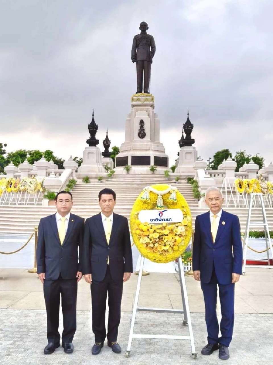 “สุวัจน์”นำผู้บริหารพรรคชาติพัฒนาวางพวงมาลาวันนวมินทรมหาราช