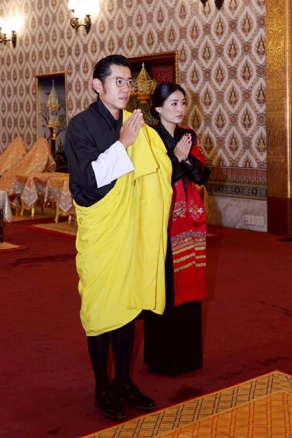 กษัตริย์จิกมี-พระราชินี เสด็จวางพวงมาลา ถวายราชสักการะพระบรมศพ พระบรมราชชนนีพันปีหลวง