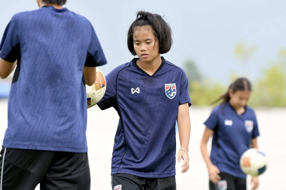 ทีมชาติไทย ลงสนามซ้อมก่อนดวล เติร์กเมนิสถาน