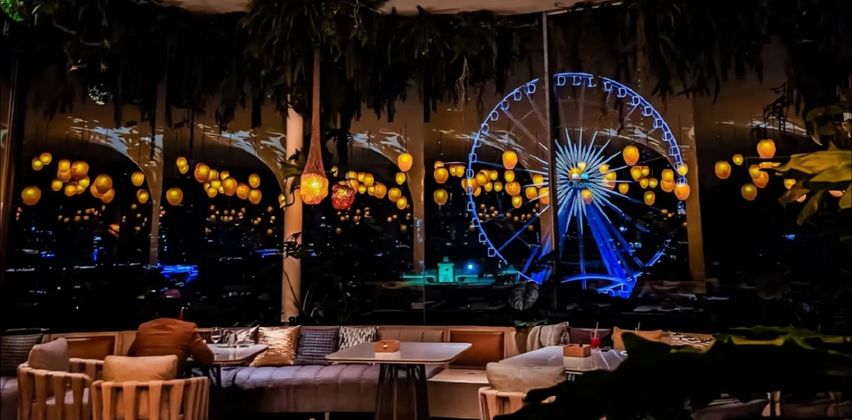 ว๊าวๆ '𝗙𝗼𝘀𝘀𝗶𝗹 & 𝗙𝗹𝗮𝗺𝗲' ร้านอาหารจูราสสิก เวิล์ด นอกธีมปาร์คแห่งแรกของโลก