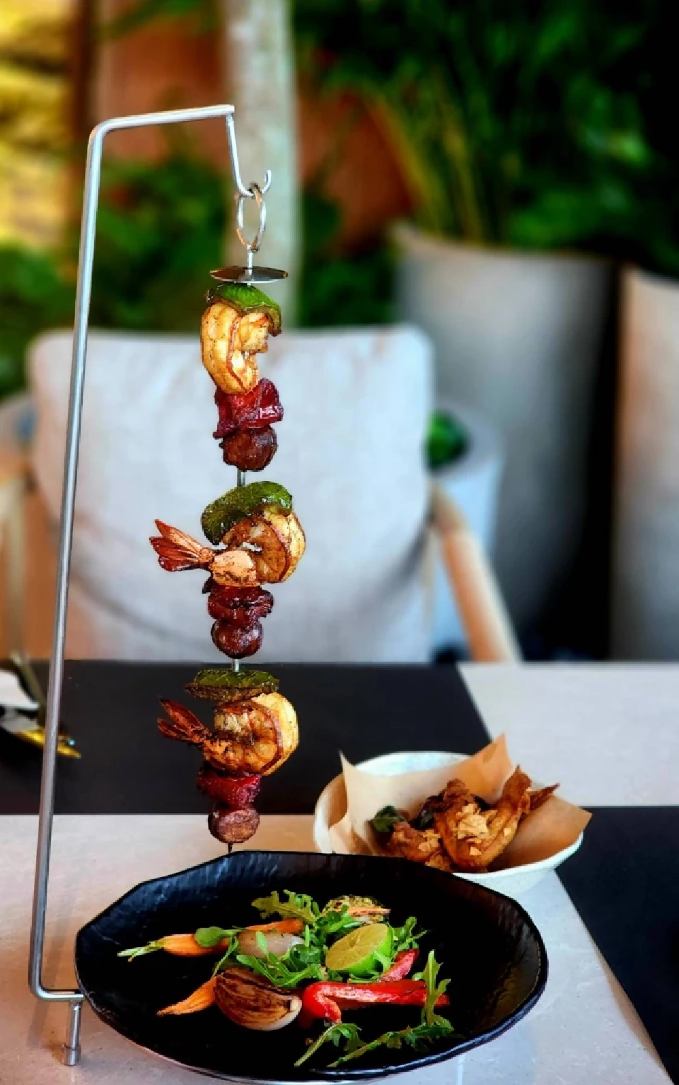 ว๊าวๆ '𝗙𝗼𝘀𝘀𝗶𝗹 & 𝗙𝗹𝗮𝗺𝗲' ร้านอาหารจูราสสิก เวิล์ด นอกธีมปาร์คแห่งแรกของโลก