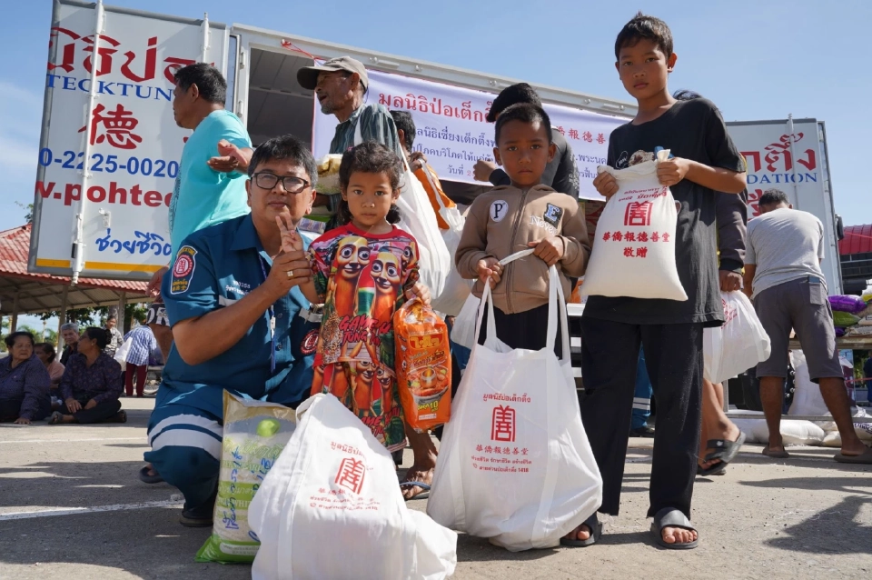 “ป่อเต็กตึ๊ง”ซับน้ำตาผู้ประสบภัยน้ำท่วม 4 จังหวัด ถวายเป็นพระราชกุศล