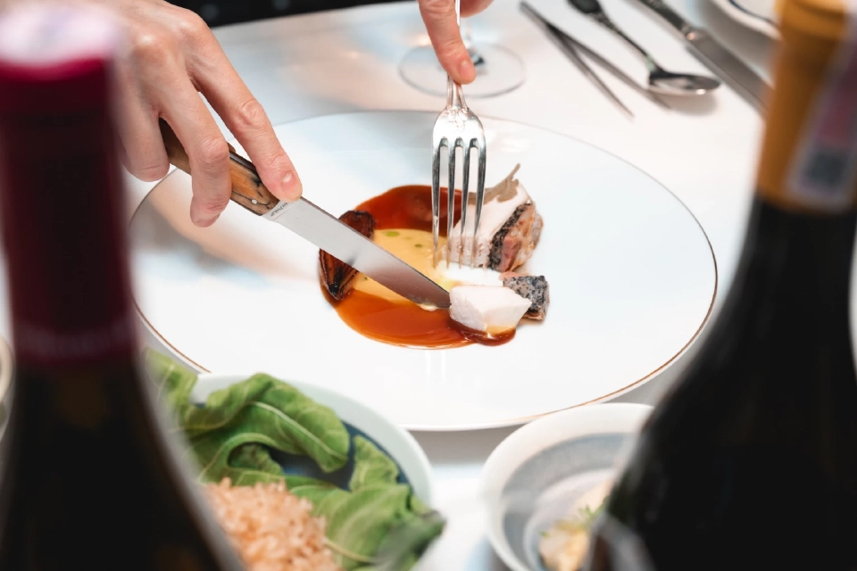 ค่ำคืนแห่งรสชาติ 'Blue x Baan Tepa' สองเชฟมิชลินร่วมรังสรรค์ดินเนอร์ริมเจ้าพระยา