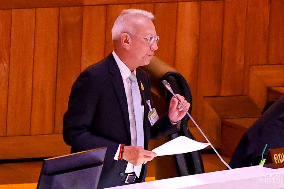 นายพิพัฒน์ รัชกิจประการ รองนายกรัฐมนตรีและรัฐมนตรีว่าการกระทรวงคมนาคม