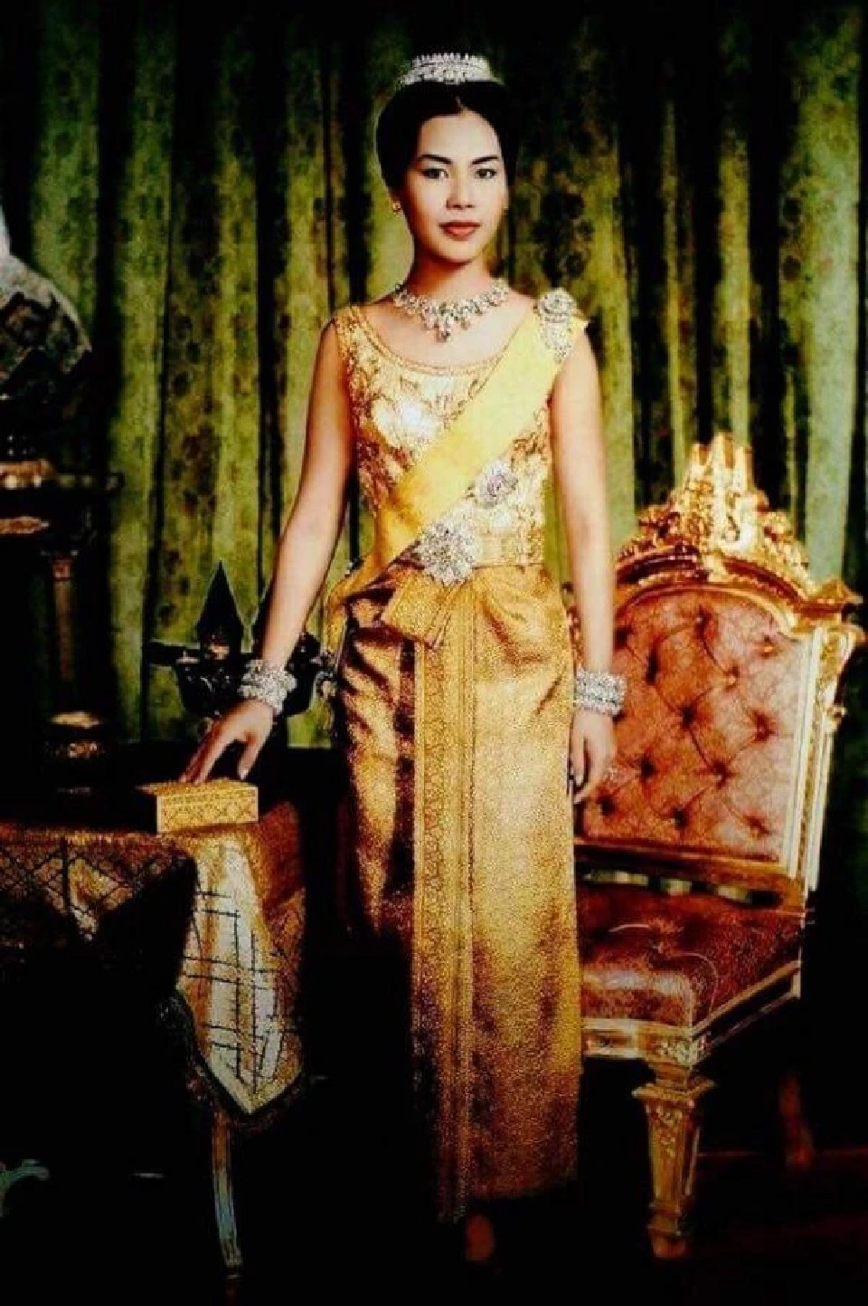 ชุดไทยดุสิต