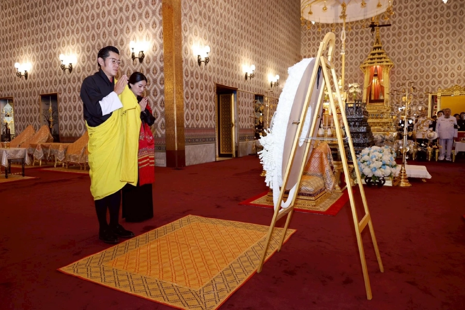 กษัตริย์จิกมี-พระราชินี เสด็จวางพวงมาลา ถวายราชสักการะพระบรมศพ พระบรมราชชนนีพันปีหลวง