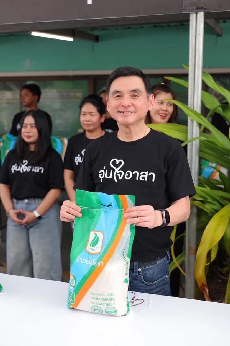 ‘AIS’ มอบเงิน 6.2 ล้านบาท ให้โรงพยาบาลเขาย้อย จ.เพชรบุรี