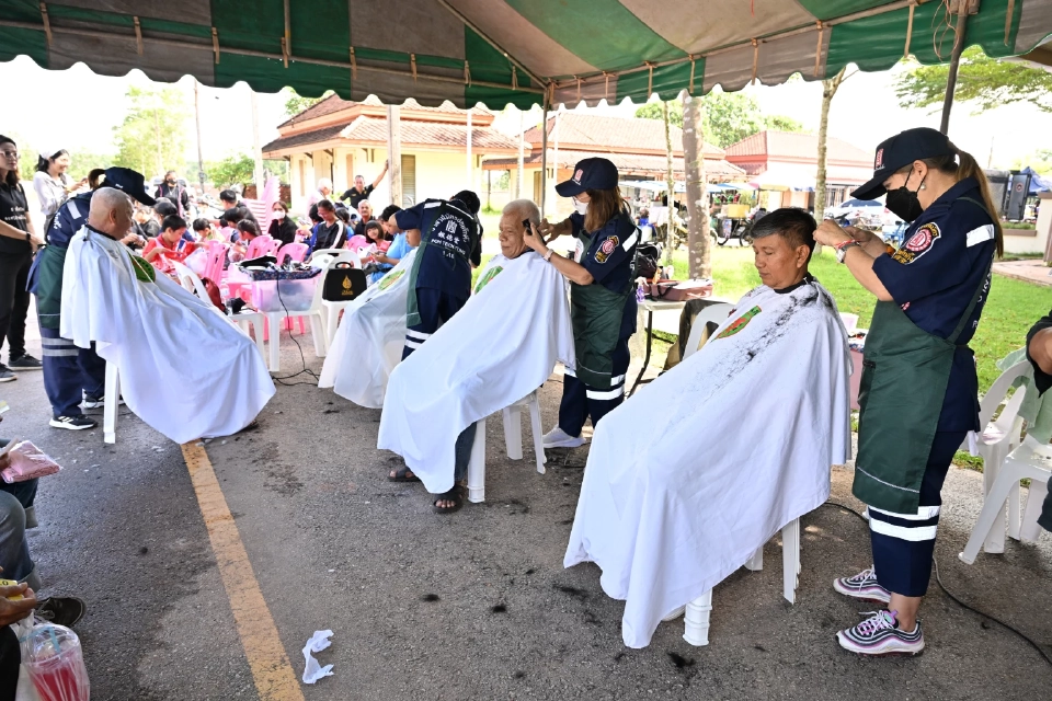 “ป่อเต็กตึ๊ง”มอบอุปกรณ์ประกอบอาชีพชาวชุมพร มูลค่ากว่า 1 ล้านบาท