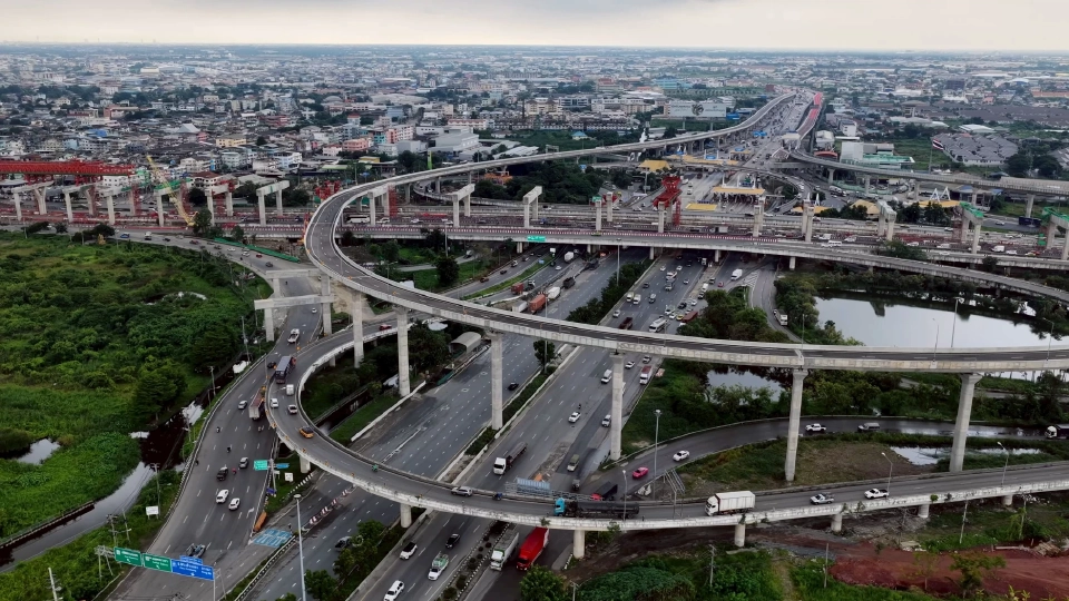 วิ่งฉิว 4 โมงเย็น  ขึ้นฟรี 'มอเตอร์เวย์บางขุนเทียน-เอกชัย' แก้รถติดพระราม 2